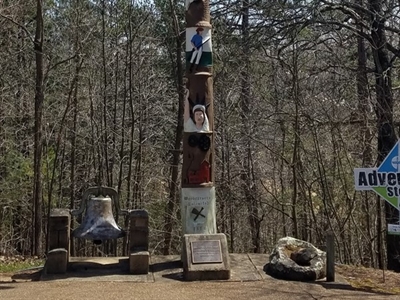 A totem pole on a trail at Fairfield Bay.